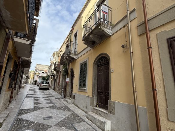 Palazzo storico a Mazzarrà Sant' Andrea