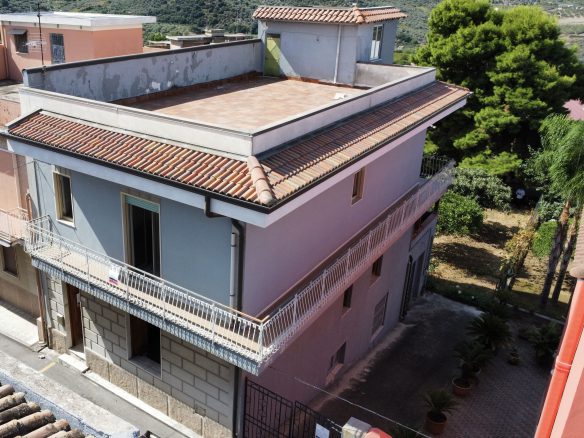 Villa Indipendente con Giardino e Potenziale di Investimento!